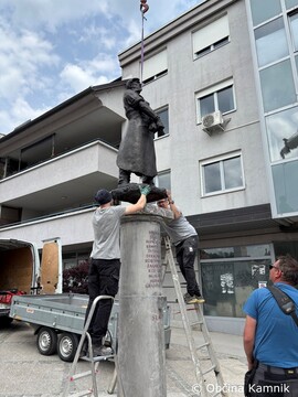 Bronasti kip usnjarja – talca (avtorja Borisa Kalina) končno spet v Kamniku (11)